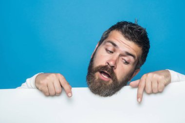 Adam uzun sakal ve bıyık.