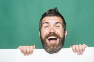 Adam ya da yeşil zemin üzerine sakallı adam.