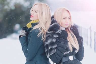 Açık havada kış gününde kadının...