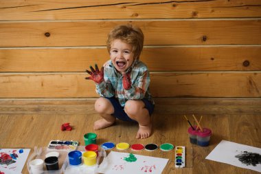 Çocuk mutlu öğrenme ve oynama