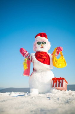 Noel Baba hediye kutusu ve alışveriş çantası ile kardan adam