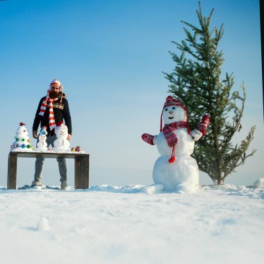 Karlı manzara kardan adam ve xmas ağacı