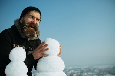 Uzun sakallı Noel adam.