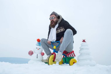 Üç tekerlekli bisiklet üzerinde karlı manzara heyecanlı kişini