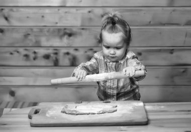 şirin çocuk hamur, un ve ahşap oklava ile pişirme