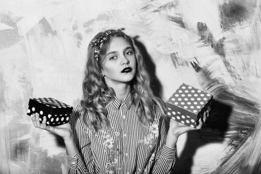 İki kırmızı ve pembe polkadot hediye kutuları ile güzel kız