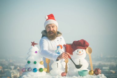 Beyaz üniformalı kepçe ile mutlu hippi