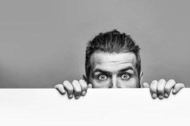 kağıt ile korkan adam