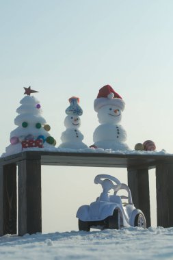 Baubles ve mevcut kutusu ile kardan adam ve xmas ağacı