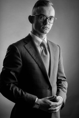 Gözlüklü genç adam