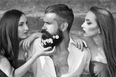 sakallı adam ve kadın merdivenlerde