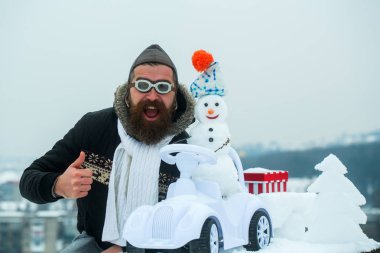 Pilot şapka ve gözlük başparmak gösterilmesini sakallı hippi