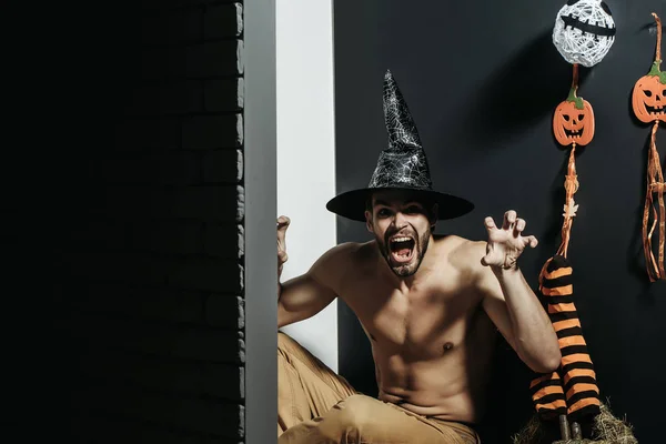 Eller kapma ile cadı şapka bağırarak erkekte Cadılar Bayramı — Stok fotoğraf