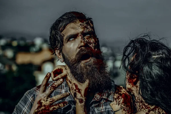 Cadılar Bayramı kadın vampir adam kanlı elleriyle boğmak