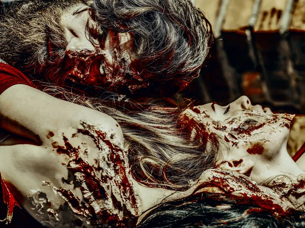 Cadılar Bayramı zombi insanlar üzerinde yalan arka plan bulanık