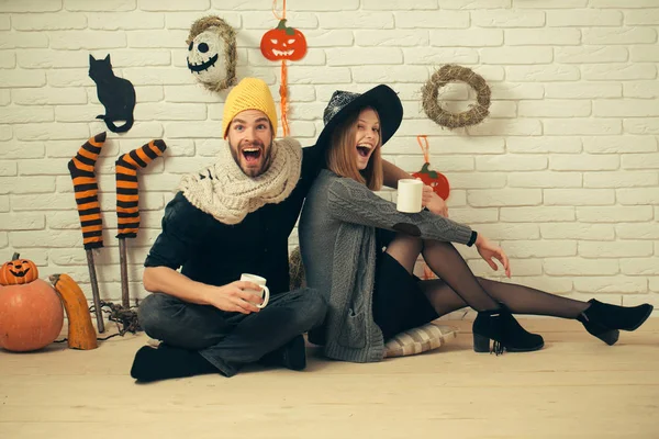 Cadılar Bayramı adam eşarp ve sarı kap içinde gülümseyen