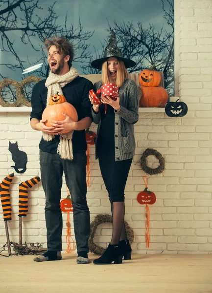 Fularlı kabak ile gülümseyen mutlu Halloween adam