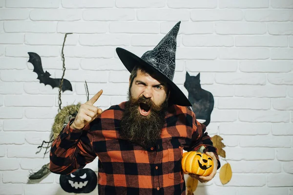 Cadılar Bayramı adam kabak ile bağırarak cadı şapkalı