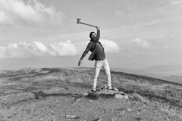 Dağda baltalı sakallı adam