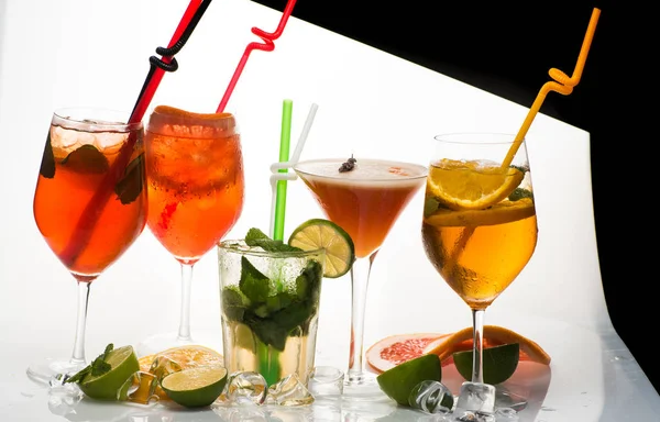 Cocktail oder buntes Getränk mit Fruchtscheiben — Stockfoto