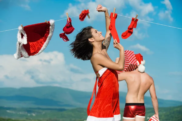 Natale coppia innamorata og donna e Babbo Natale uomo — Foto Stock