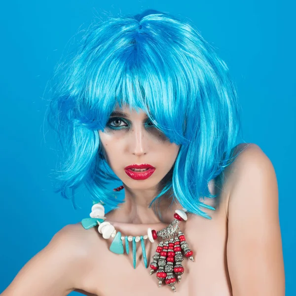 Žena v modré paruce s módní make-up. — Stock fotografie