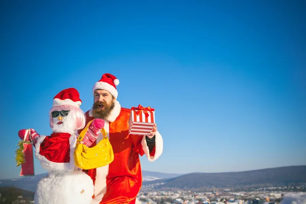 Happy santa man met huidige vak op blauwe hemel — Stockfoto