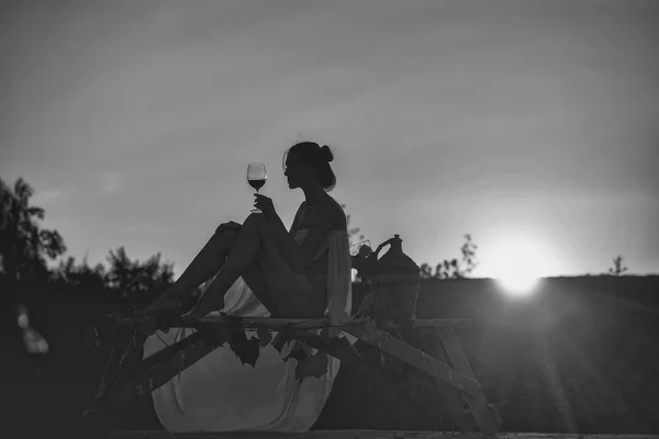 Sylwetka dziewczynki z winem — Zdjęcie stockowe