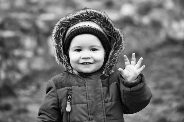 Lächelndes Knabenkind in Herbstjacke — Stockfoto