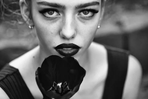 Woman with red poppy seed — Stock Photo, Image