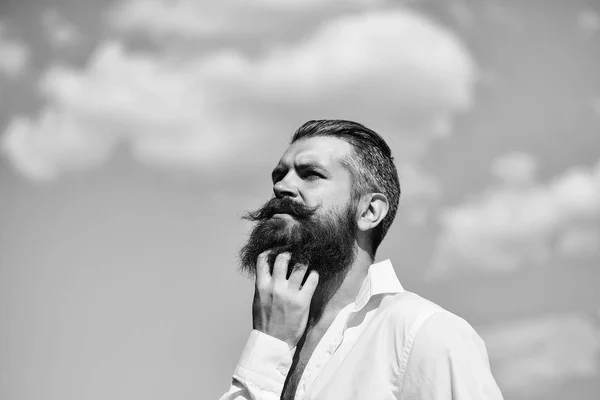Homem barbudo no céu azul — Fotografia de Stock