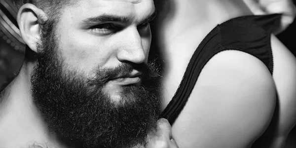 Sakallı adam kadın kalça ile