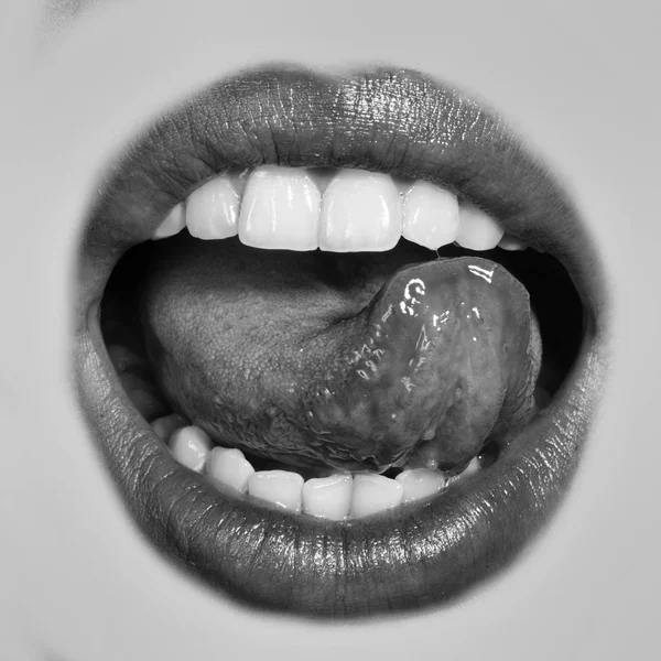 Closeup άποψη της γυναικείας χαμογελαστό στόμα ευτυχισμένη opne — Φωτογραφία Αρχείου