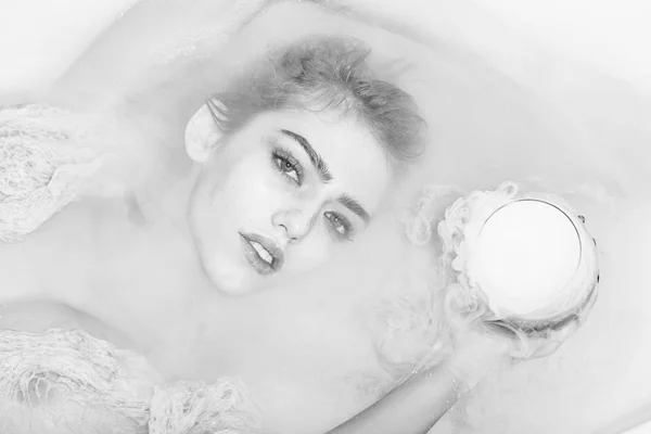 Närbild av kvinna med glas i badet — Stockfoto