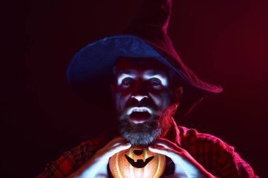 Cadılar Bayramı Balkabağı karanlıkta tutan cadı şapka erkekte