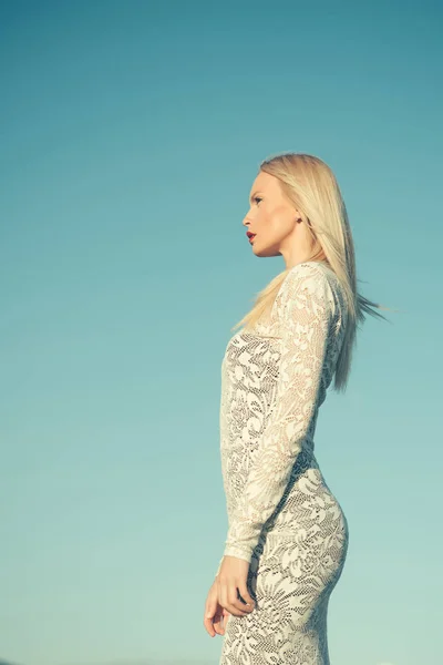 Fille avec de longs cheveux blonds sur le ciel bleu — Photo