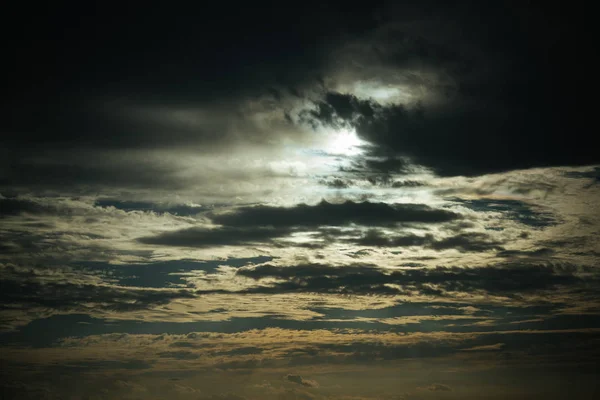 Cielo serale con nuvole scure — Foto Stock