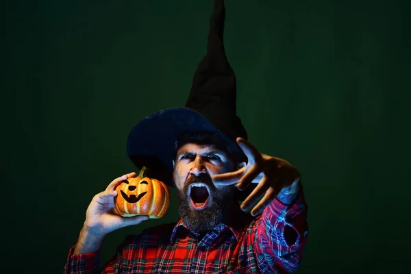 Hipster Halloween con barba e jack o lanterna — Foto Stock