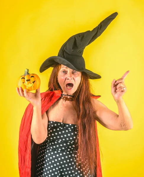 Mujer de Halloween con pelo rojo largo en sombrero de bruja — Foto de Stock