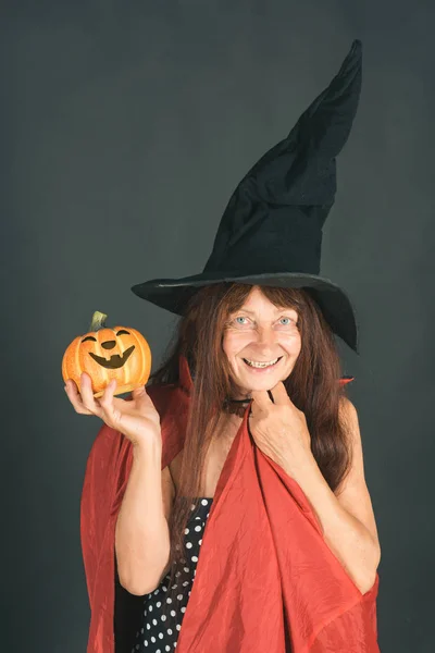 Mujer de Halloween con pelo rojo largo en sombrero de bruja — Foto de Stock