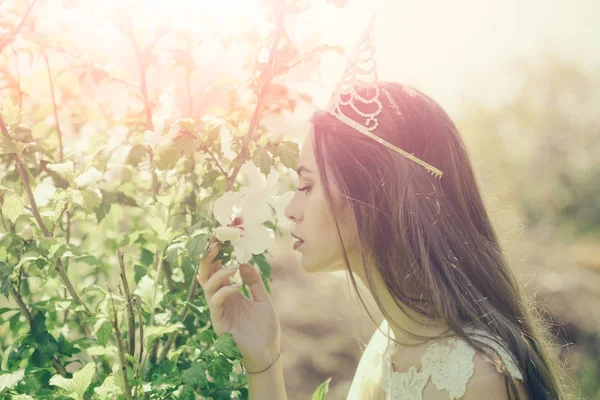 Mujer con pelo largo en flor de olor a corona . —  Fotos de Stock