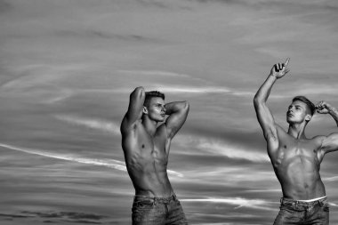 günbatımı açık erkeklerde