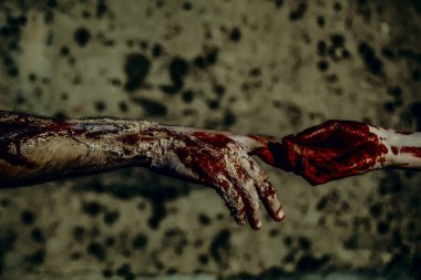 Beton duvar parmaklar dokunmadan Cadılar Bayramı iki zombi