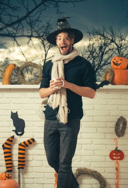 Cadılar Bayramı maço ile açık ağız cadı şapka ve atkı