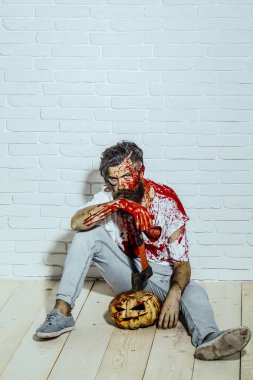 Cadılar Bayramı adam kabak ile oturma ve axe ahşap zemin üzerinde