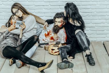 Ahşap zemin üzerinde rahatlatıcı Cadılar Bayramı arkadaşlar