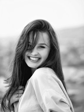 Gülümseyen genç seksi kız