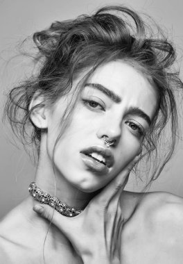 Çıplak omuz ile güzel kız