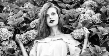 Ortanca çiçek güzel kız