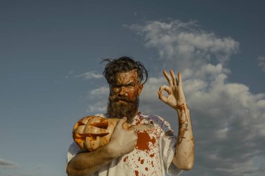 Cadılar Bayramı adam kırmızı kan ve kanlı ok gösterilen kabak